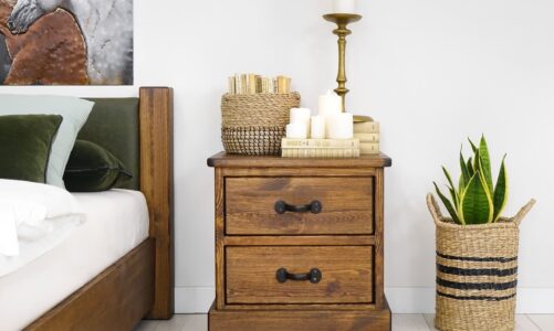 Szafka nocna drewniana – dlaczego warto dodać je do naszej wymarzonej sypialni?