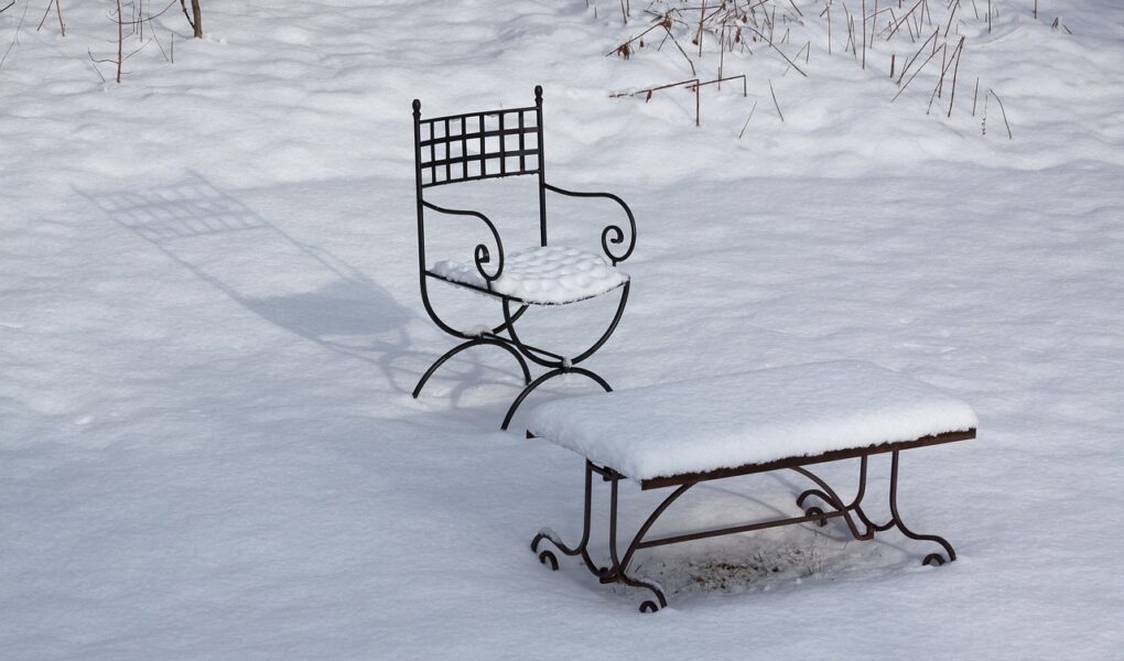 Jak zabezpieczyć meble ogrodowe przed zimowymi warunkami